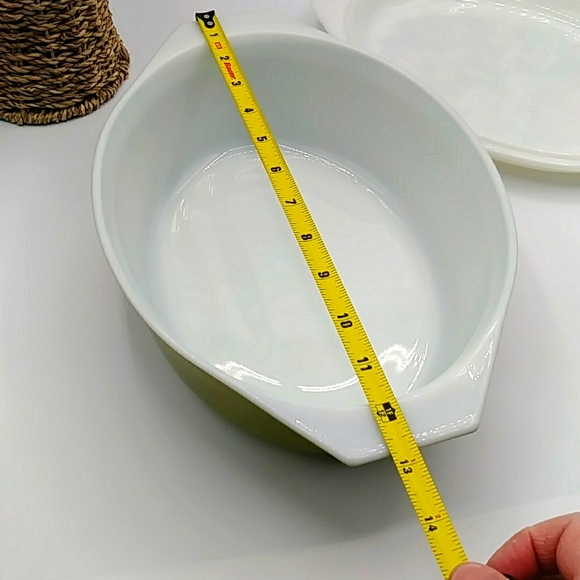 Pyrex Verde 2.5 Qt Casserole with lid. Vintage 60s & 70s in Avocado Green - Picture 9 of 12